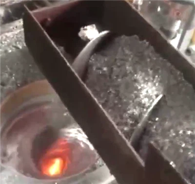 Fusión de virutas de aluminio para fabricar lingotes